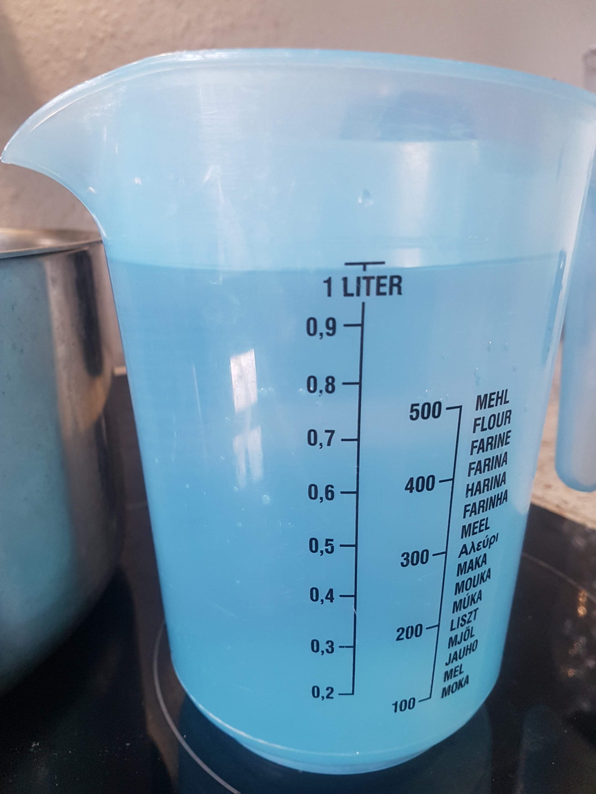 Schritt 3: Lauwarmes Wasser abmessen und hinzugeben