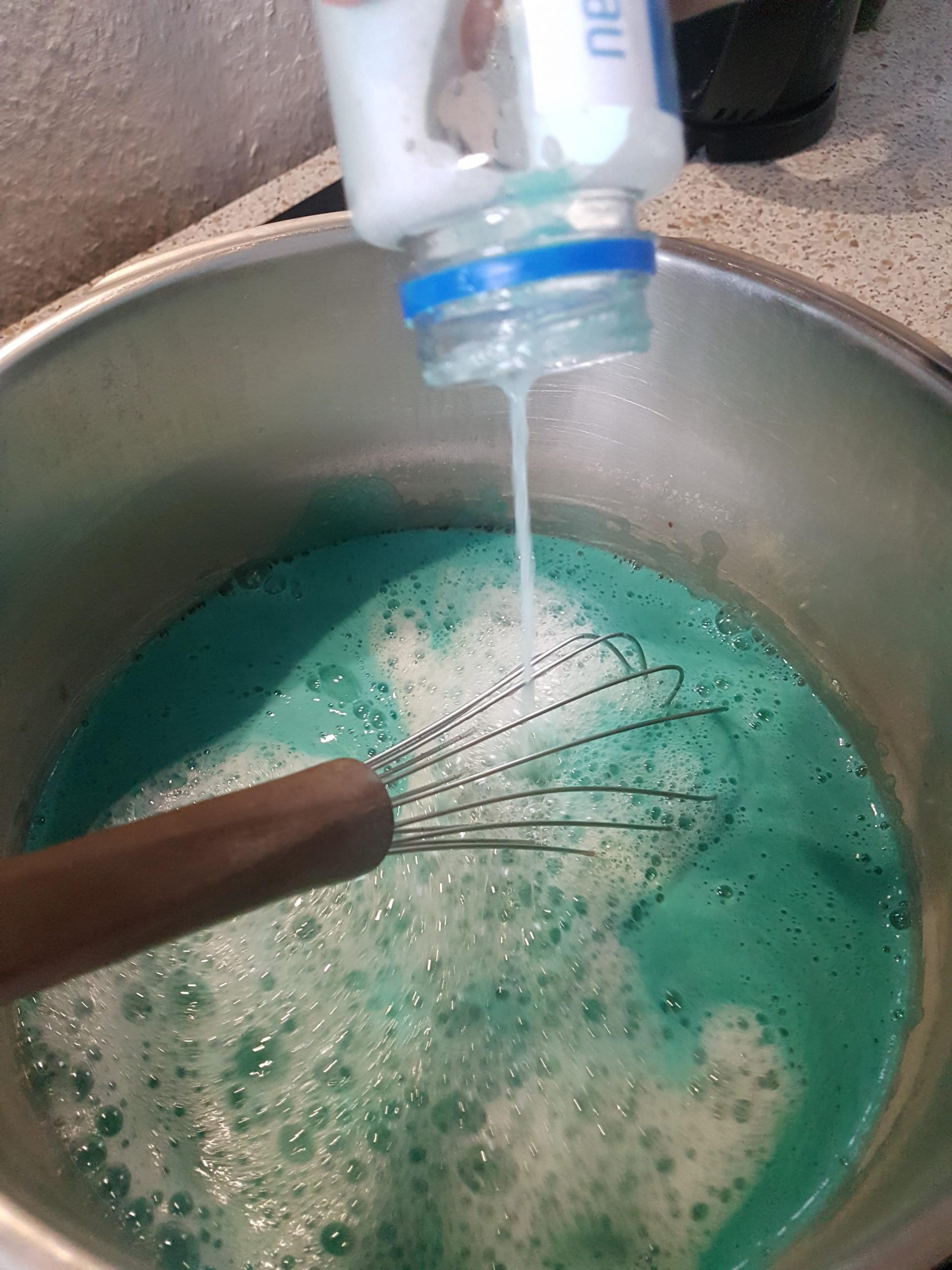 Schritt 5: Restliches Wasser hinzugeben – fertige Seifenlauge