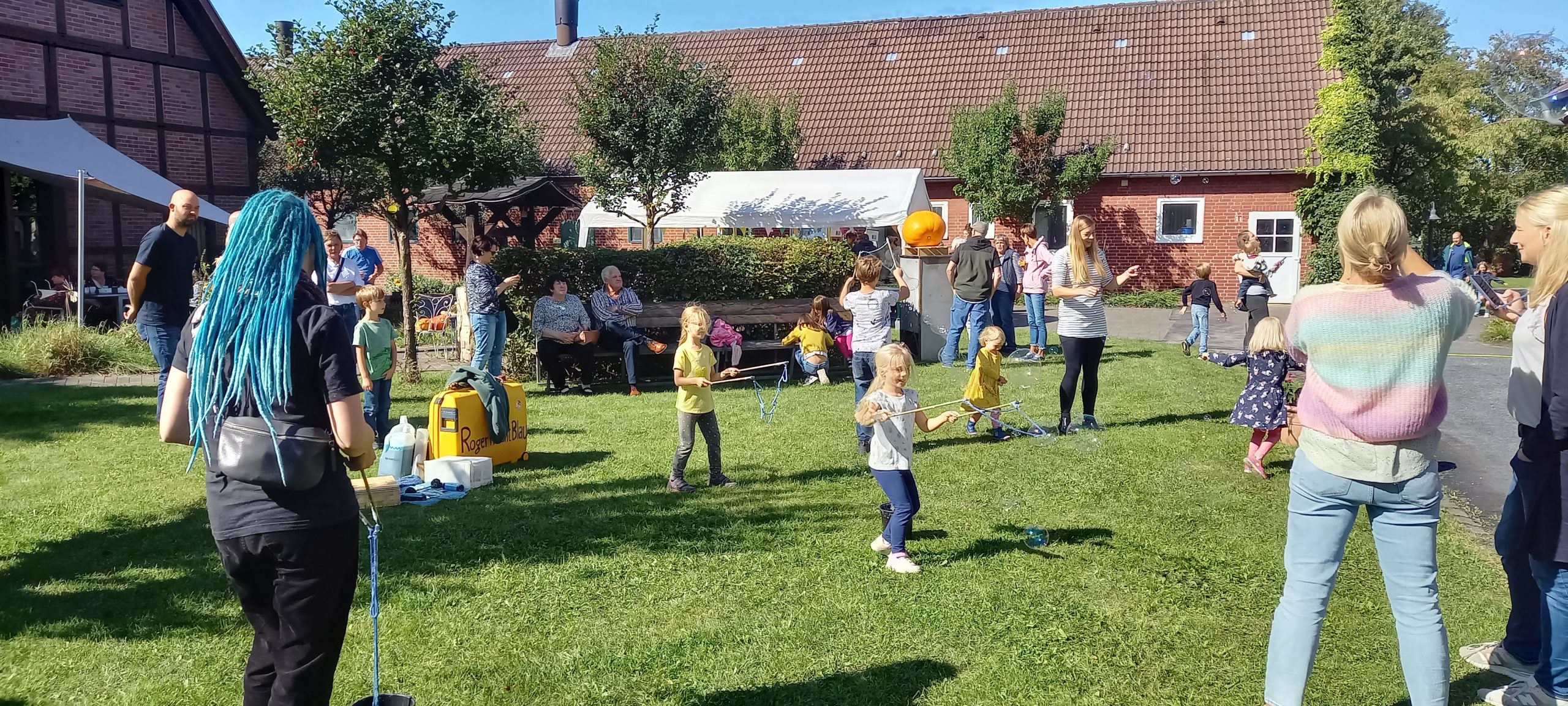 Roger macht Blau beim Hoffest – Kinder und Familien an einer sonnigen Seifenblasenstation
